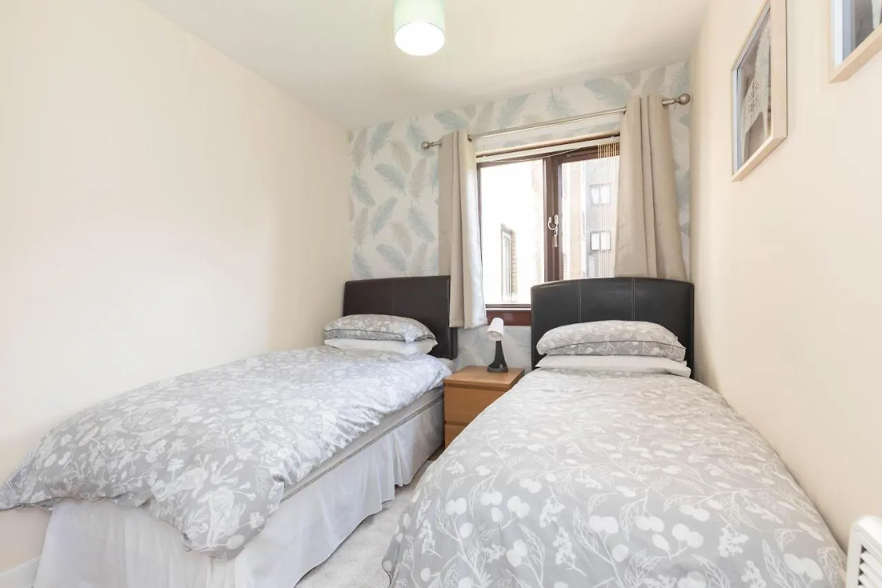 Allanfield Quiet Central Family Apartment With Parking Edinburgh