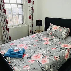 Apartment Historic Royal Mile Flat , 5min From Waverly Railway Station, Edinburgh