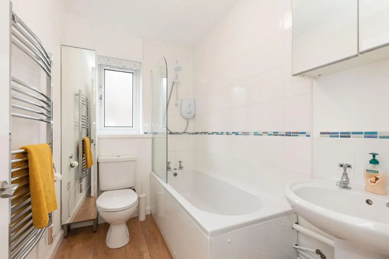 Allanfield Quiet Central Family Apartment With Parking Edinburgh