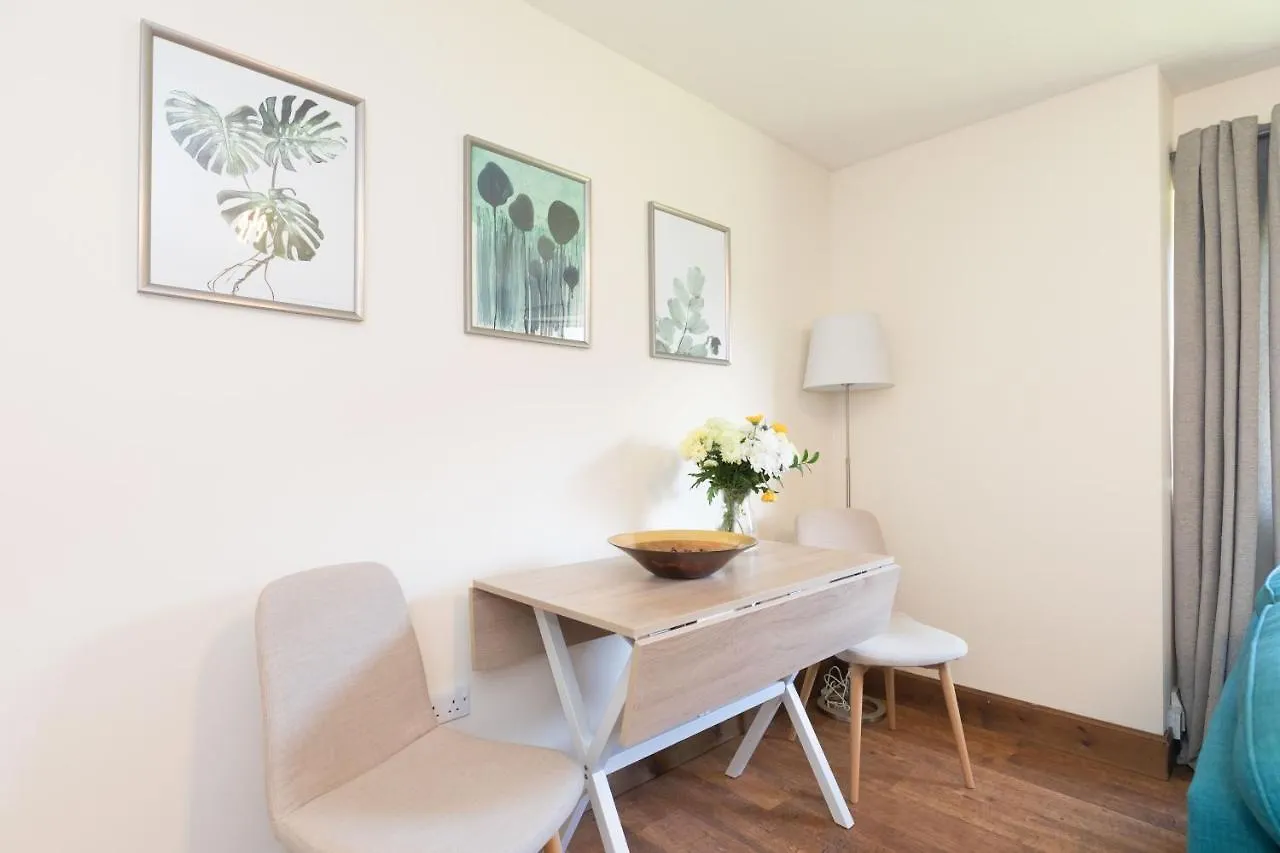 Allanfield Quiet Central Family Apartment With Parking Edinburgh